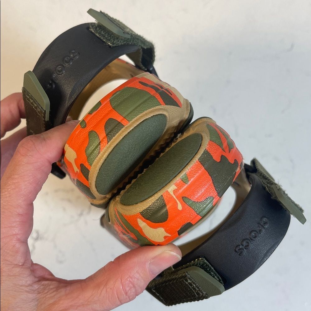CROCS CLASSIC ALLTERRAIN CAMO SANDAL Kids Orange Camo Strap Sandals SZ Junior 3 - Picture 6 of 17